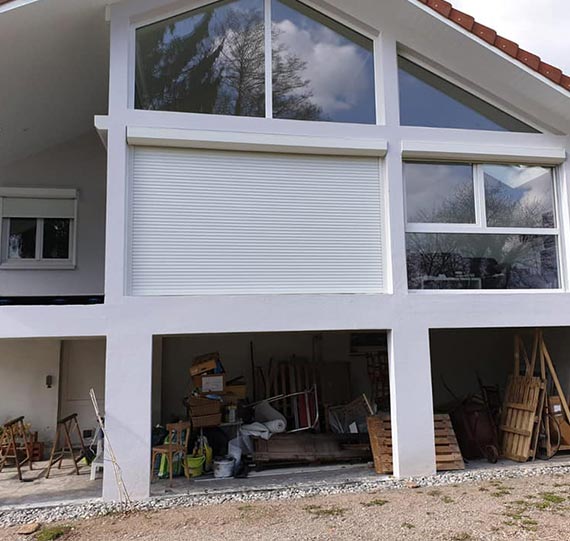 des fenêtres de maison fabriquées sur mesure par un menuisier