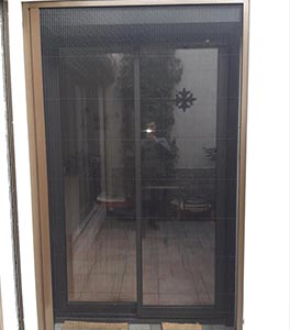 deux vitres sur un mur de maison